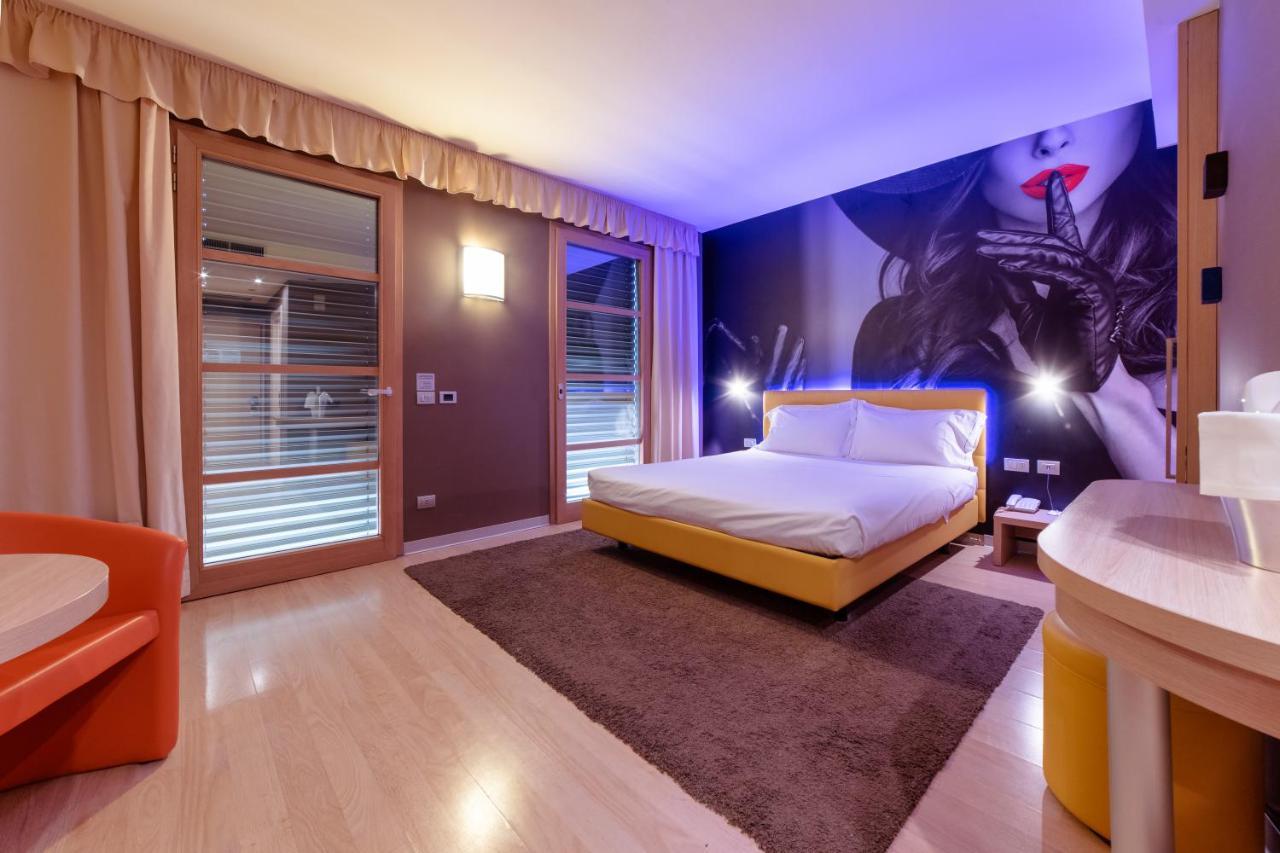 Motel Hotel Piranha 카메리아노 외부 사진